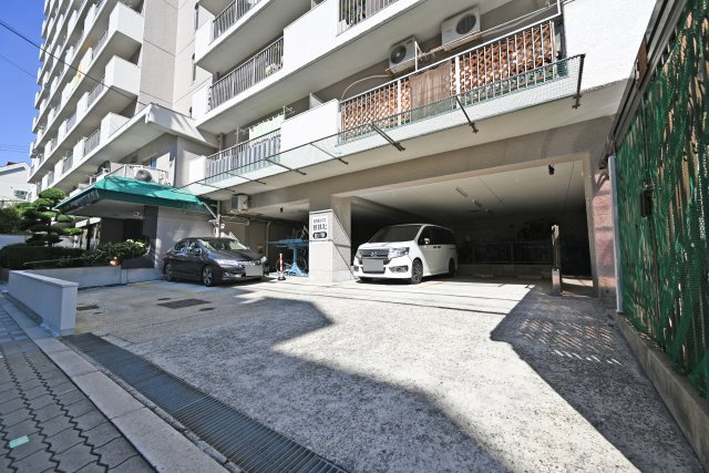 新大阪ホワイトハイツの駐車場|敷地内駐車場を備えており、お車をお持ちの方も安心です。