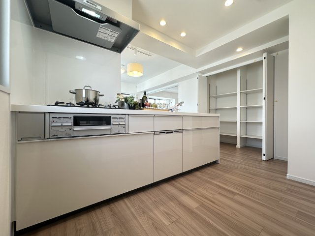 シーガルパレス桜木町のキッチン|広々とした作業台はお料理の手際が良くなり自分時間も確保できますね。