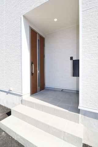 鏡石町境　　　2号棟　　　鏡石第１小学校、鏡石中学区の玄関