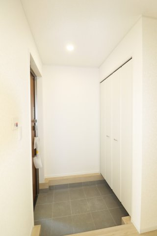 鏡石町境　　　2号棟　　　鏡石第１小学校、鏡石中学区の玄関