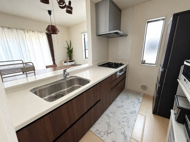 中古戸建　柏市しいの木台3丁目のキッチン|掲載写真はAIを使用して荷物等を除去した加工画像です。実際の室内状況とは異なる場合があります。