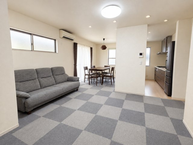 中古戸建　柏市しいの木台3丁目の居間・リビング|掲載写真はAIを使用して荷物等を除去した加工画像です。実際の室内状況とは異なる場合があります。