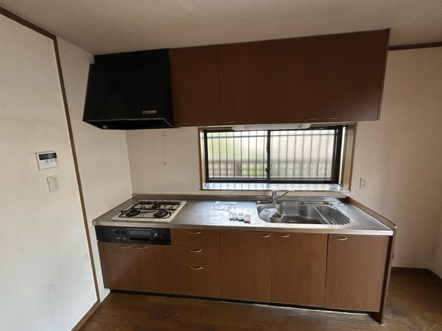 前田町戸建てのキッチン|コンパクトなキッチンで掃除もラクラク