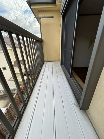 前田町戸建てのバルコニー|外からの目が気にならないバルコニーで洗濯物が干せます