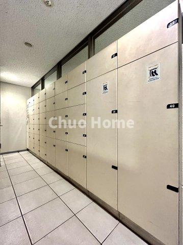 亀戸レジデンスの設備|【宅配ボックス】在宅時・不在時に関わらず、居住者の代わりに非対面で宅配物を受け取ってくれる便利な設備です。わかりやすくご説明致しますので見学時にはお部屋だけではなく共用部分もぜひチェックしてください。