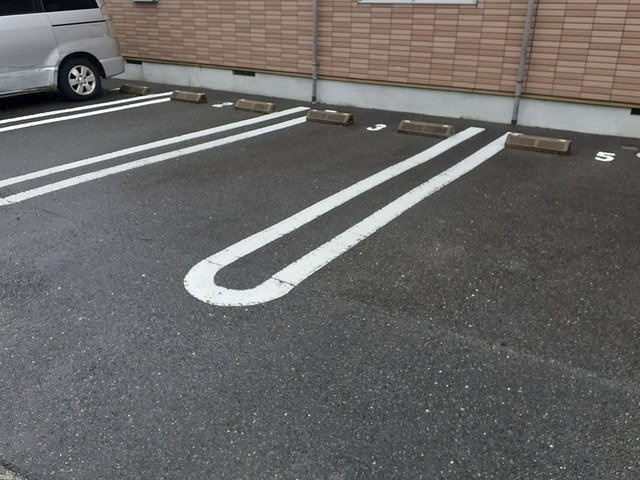 メゾン・ソウザⅡの駐車場|駐車場があるので、車を買う予定の方も安心です