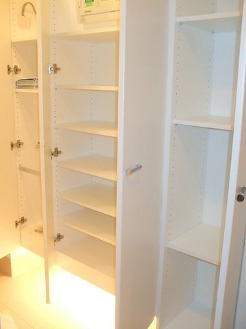 アトラス新宿柏木の玄関|大容量のシューズボックス