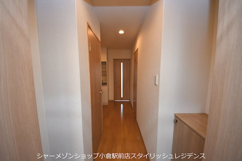 紺二ビルの玄関