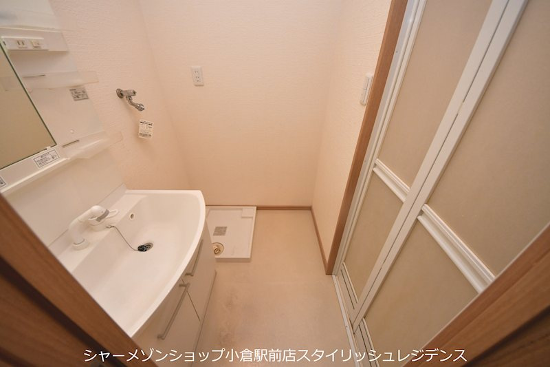 紺二ビルの洗面所