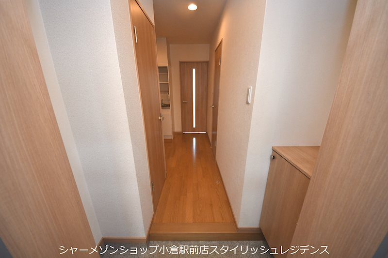 紺二ビルの玄関
