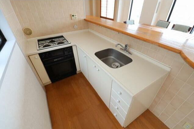 ライオンズマンション熱海伊豆山のキッチン|お料理をしながら外の景色も楽しめるL字型のキッチンはうれしい三口コンロです。