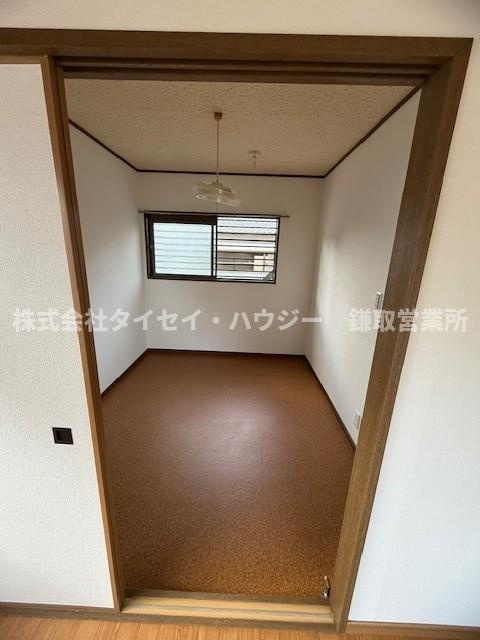 ベルゾーネ仁戸名の洋室