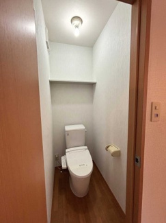 【トイレ】 | デルプラトⅡ | 背中側に棚もあるので、使いやすいトイレです。