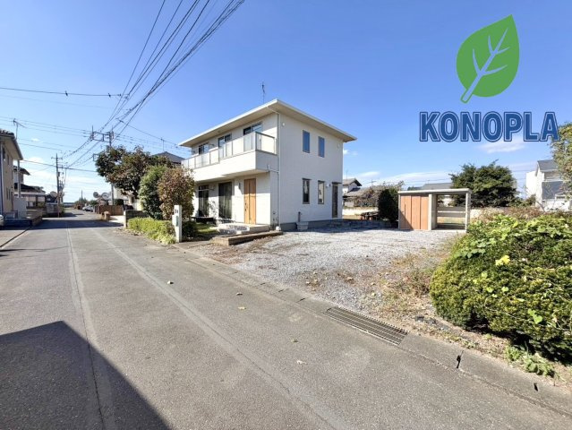 【中古戸建】太田市牛沢町の外観|■外観｜周囲の見渡しが良く、車の出入りの際も安全確認がしやすいため、小さなお子様がいるご家庭でも安心です♪