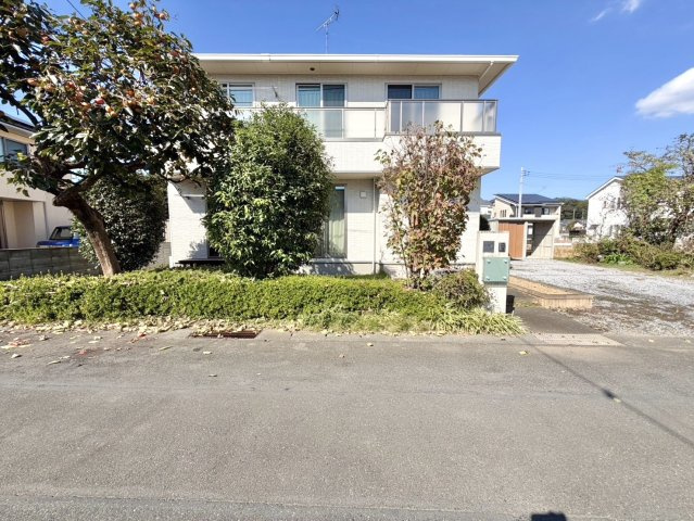 【中古戸建】太田市牛沢町の外観|■外観｜周囲の景観に調和しつつもしっかりとした存在感を感じられる外観で、長く愛される住まいを演出します♪
