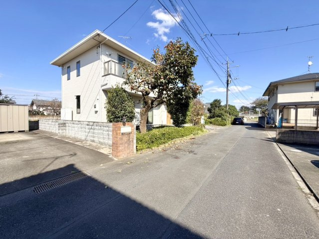 【中古戸建】太田市牛沢町の外観|■外観｜窓の配置や、爽やかな白ベースの外観が清潔感をもたらします。まっさらなキャンバスのような家にこだわりを彩って…始めよう、あなただけの豊かな暮らし( ＾＾ )
