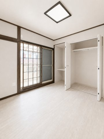 【洋室】 | ◆磯子区森２丁目　中古戸建◆ | ◆室内はいつも明るい印象なので気持ちの良い朝を迎えられます。各部屋にはクローゼットを完備しており、収納が多いお家はすっきりして快適空間です。