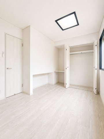 【洋室】 | ◆磯子区森２丁目　中古戸建◆ | ◆二面採光で、陽差しを長時間受ける事が出来る暖かい室内です。もちろんペアガラスなので、遮音性にも優れ、結露も発生しにくい構造。サッシ周りのカビが発生しにくくなります。