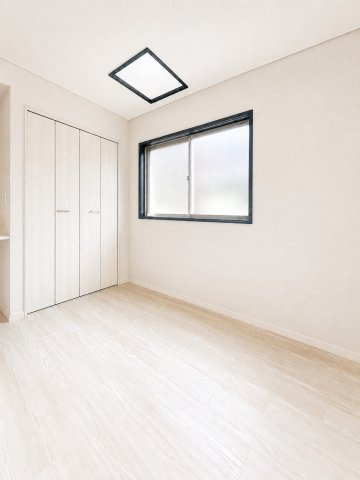 【洋室】 | ◆磯子区森２丁目　中古戸建◆ | ◆子どものスタディ空間として、あるいは書斎やホビールームとして生活スタイルに合わせて使えるプライベートルーム。居心地のいい落ち着いたインテリアが似合います。