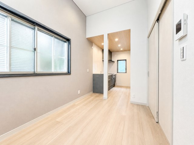 【居間・リビング】 | ◆磯子区森２丁目　中古戸建◆ | ◆一家だんらんのスペースとなるＬＤＫ。窓から明るい光が差し込み、思わず家族の会話も弾む快適な空間。