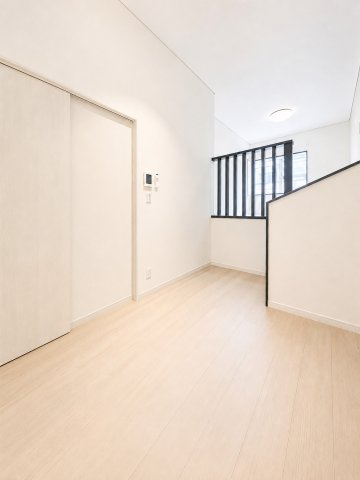 【居間・リビング】 | ◆磯子区森２丁目　中古戸建◆ | ◆柔らかな色合いのフローリングと清潔感のあふれる白のクロスが明るい空間を創り出しているリビングダイニング。家族の集まる憩いの場にふさわしいです。
