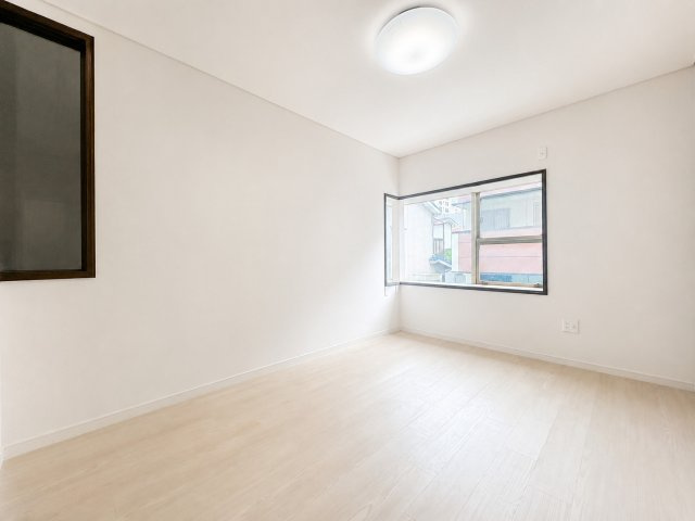 【洋室】 | ◆磯子区森２丁目　中古戸建◆ | ◆家族で食卓を囲むダイニングスペースと、ソファでゆったりくつろぐリビングスペースがしっかり区切られているので家具の配置や用途を使いわけしやすいです。