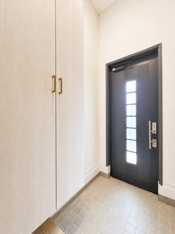 【玄関】 | ◆磯子区森２丁目　中古戸建◆ | ◆光の渦が溢れた明るい玄関ホール。「おかえり」と「ただいま」が交差するお家の顔とも言える場所は爽やかで心地良い空間となっています。すっきり片付いた玄関で来客時にも自信が持てそう。
