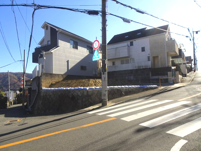 川西市松が丘町　建築条件無土地の外観