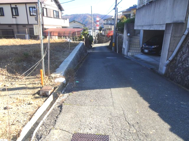 川西市松が丘町　建築条件無土地の前面道路含む現地写真