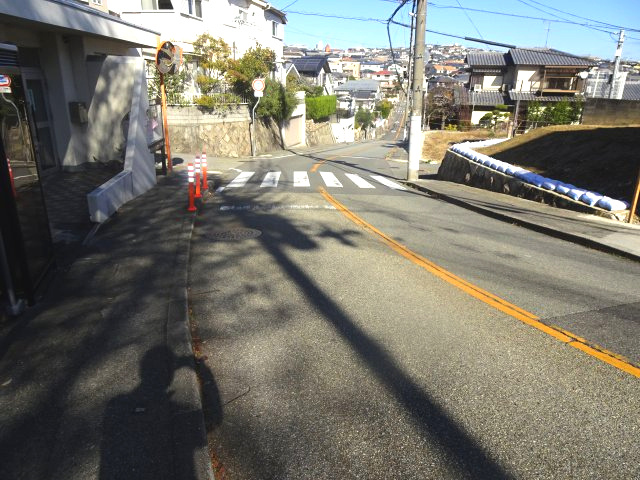 川西市松が丘町　建築条件無土地の前面道路含む現地写真