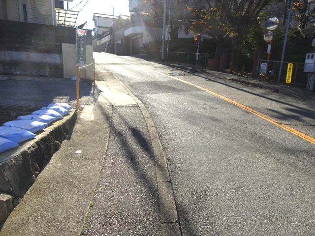 川西市松が丘町　建築条件無土地の前面道路含む現地写真