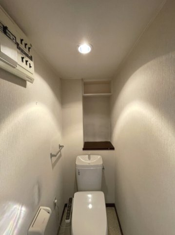 ロイヤルパレス曙町のトイレ|芳香剤やペーパーストックができる便利なニッチ棚があります。