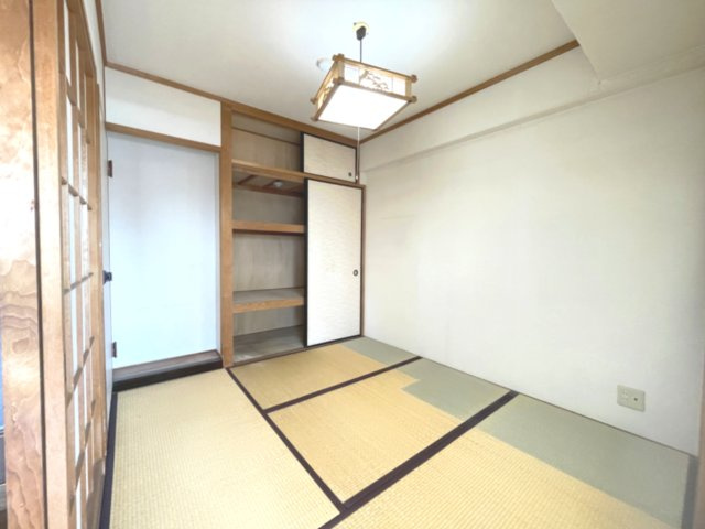 ロイヤルパレス曙町の和室|キッチンワーク中も目が届きやすく、見守りが必要なご家族がいらっしゃる場合も安心感があります。