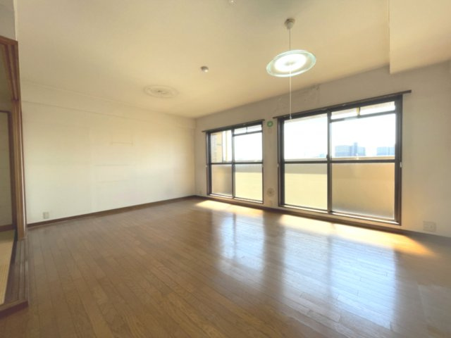 ロイヤルパレス曙町の居間・リビング|リビングダイニングから見える景色が遠くのビルや空の景色のため、プライバシーを保ちやすく安らげます。