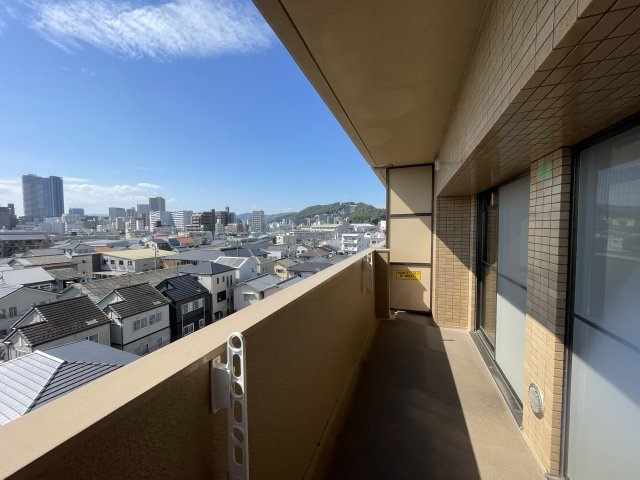 ロイヤルパレス曙町のバルコニー|洗濯物が良く乾く、陽当たりの良い南西向き。周辺建物より高さがあるため目線を気にせず物干しができます。