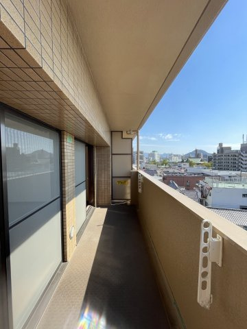 ロイヤルパレス曙町のバルコニー|掃き出しの二窓のため、団らん空間への陽当たりや風通しが良好です！