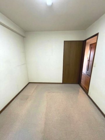 ロイヤルパレス曙町のその他|約4.8帖のサービスルームです。子供部屋や書斎、一部屋収納部屋にと多目的に過ごせます。