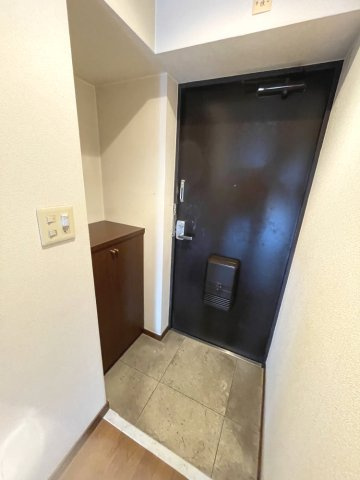 ロイヤルパレス曙町の玄関|小物を置いたり、お出かけに必要なグッズを置けて実用的な、カウンタータイプの下足入れが備わっています。