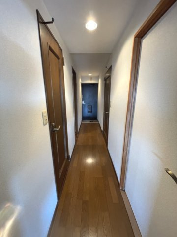 ロイヤルパレス曙町の内装|バルコニーからの風を通しやすい玄関とLDのドアが直線の配置。中間トーンの茶の建具で落ち着いた内装です
