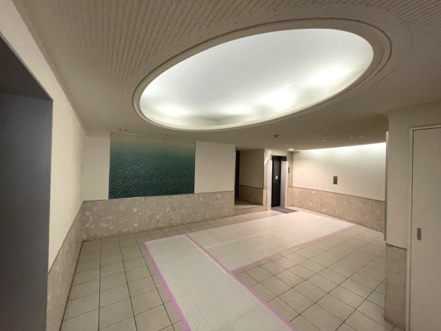ロイヤルパレス曙町のその他共用部分|モニター付きインターホン、オートロックシステムで安全。宅配ボックスや敷地内にはプレイロットもあります