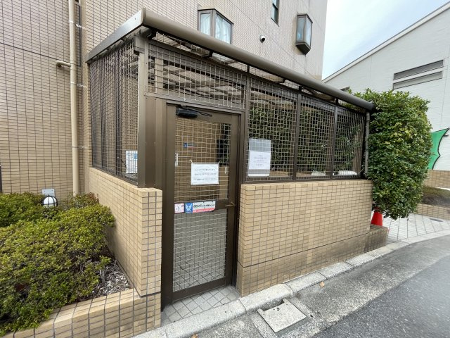 ロイヤルパレス曙町のその他|敷地内ゴミ置き場も野鳥被害の心配不要。共用部は掲示物があるなど、管理と手入れが行き届いた日勤管理です