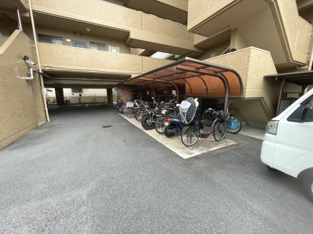 ロイヤルパレス曙町の駐車場|敷地内平面駐車場と、駐輪スペースです。使用についてはお問合せください。