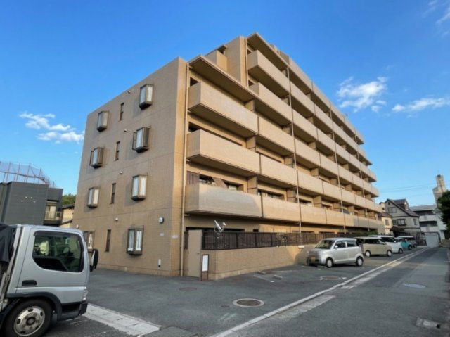ロイヤルパレス曙町の外観|広島、矢賀、天神川の3駅利用可能！大通り沿いではないため、交通量が少なく静かに暮らせる立地です。