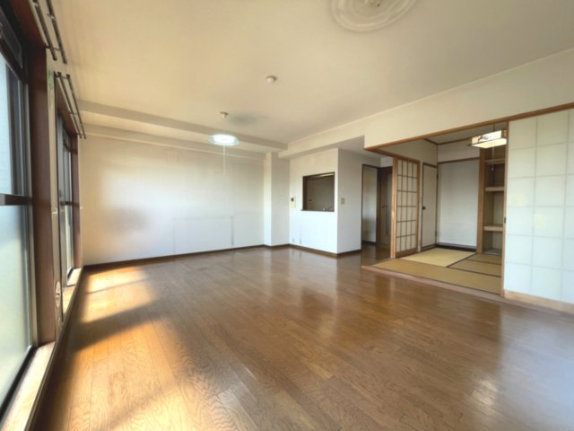 ロイヤルパレス曙町の居間・リビング|対面キッチンは仕切り壁があるため、細々とした視覚的ノイズを目隠し可能。和室は2way動線で効率的です