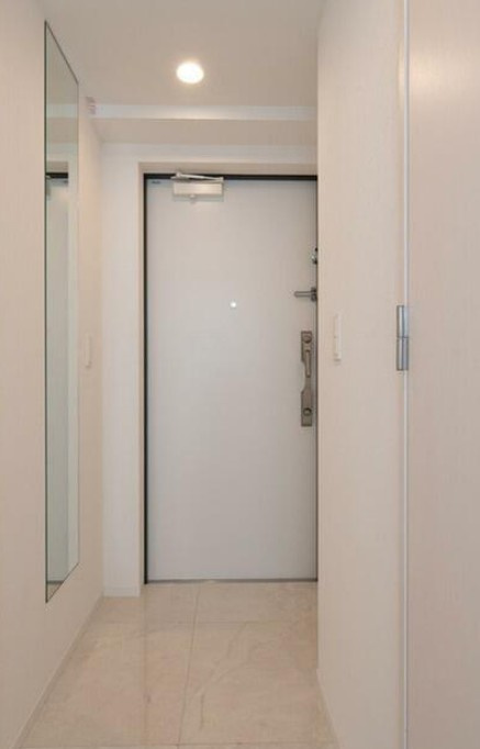 新宿区新宿６丁目の賃貸マンションの玄関