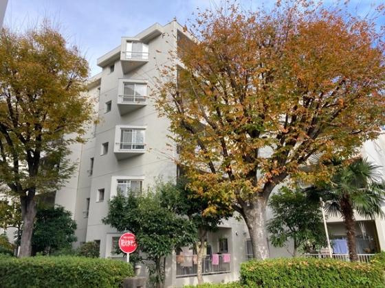千里月見ヶ丘ハイツA棟の外観