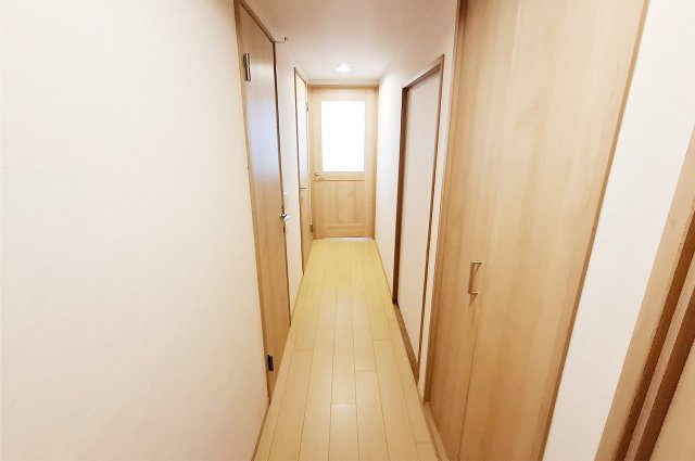 ソワール新檜尾台四号棟の内装|廊下：クロスとフローリングを貼替えるなどリフォーム済みです。
