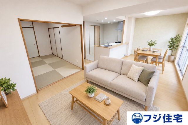 ソワール新檜尾台四号棟の居間・リビング|LDK：バーチャルステージング画像（AI合成）です。合成された家具等は販売価格に含まれません。