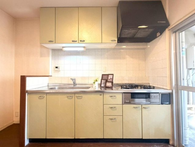 住吉台住宅2号棟のキッチン|キッチン横は、ゴミ置きや換気にも便利なバルコニー