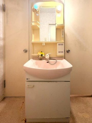 住吉台住宅2号棟の独立洗面台|収納力と機能性に優れたお手入れラクラク洗面化粧台